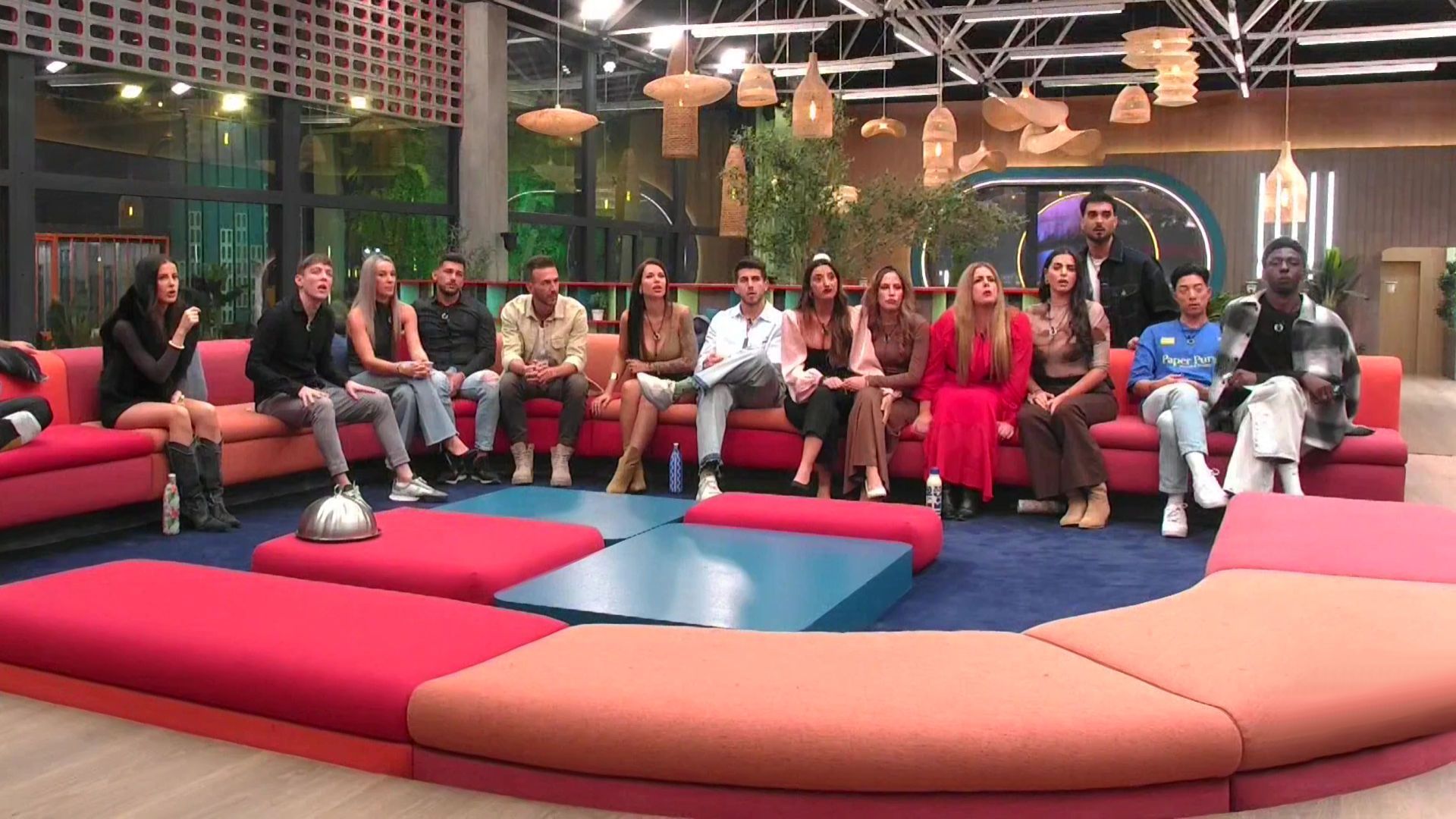 Los que apoyan a Aroa se sitúan a su alrededor