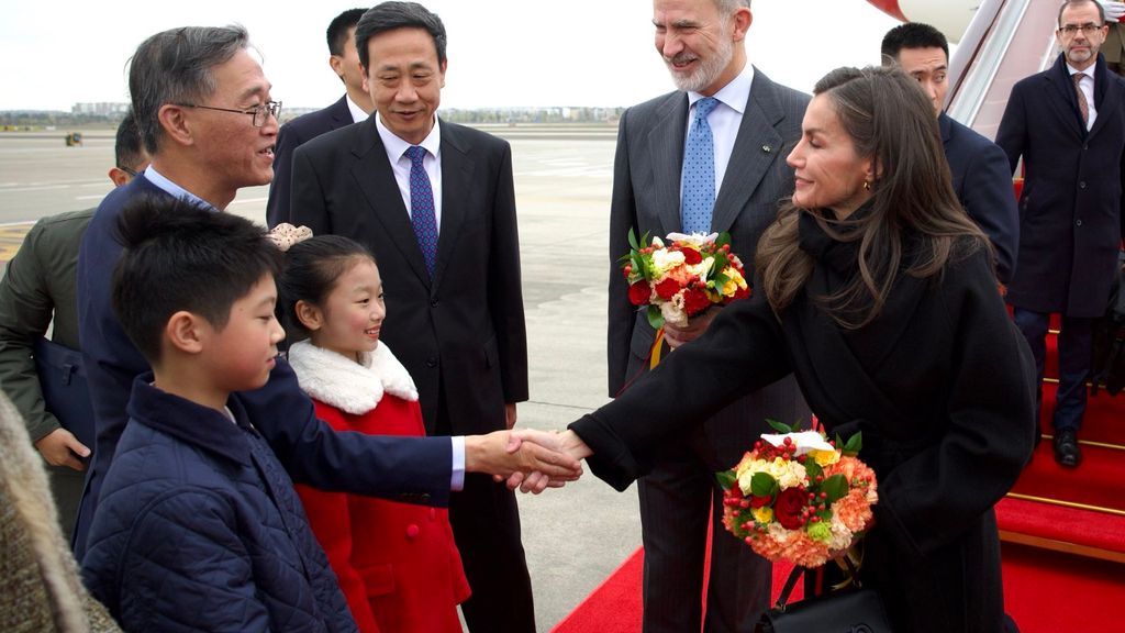 Los reyes llegan a China para realizar su primer viaje oficial en el país asiático