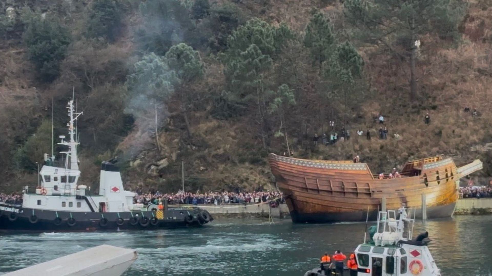 Momento de la botadura de la nao San Juan este viernes por la tarde en Pasaia