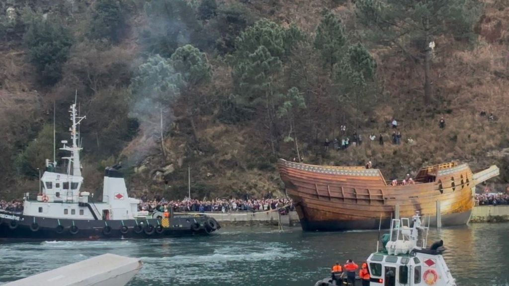 Momento de la botadura de la nao San Juan este viernes por la tarde en Pasaia