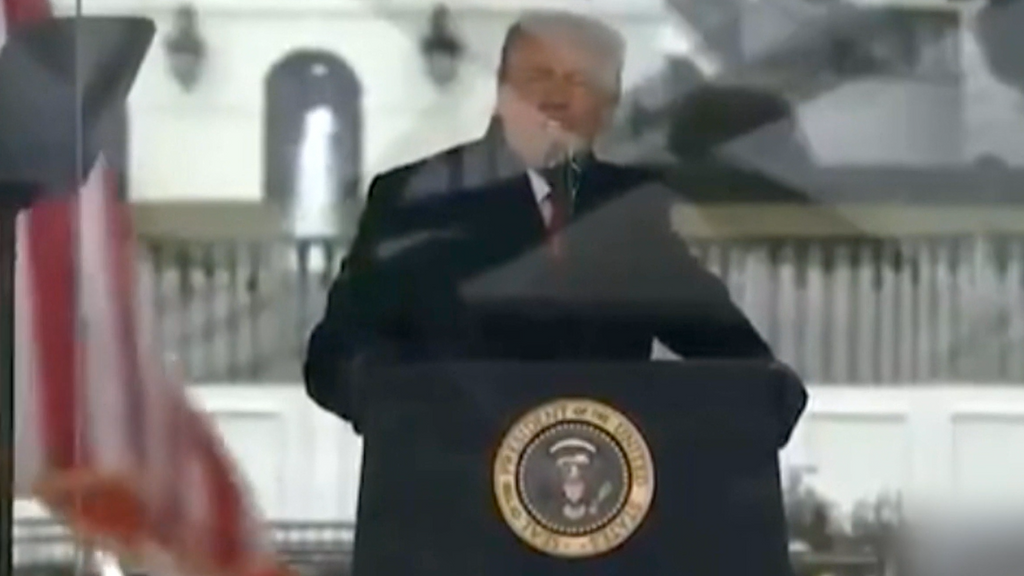 ¿Qué dijo Donald Trump el día del asalto al Capitolio? Las diferencias con el vídeo emitido por la BBC