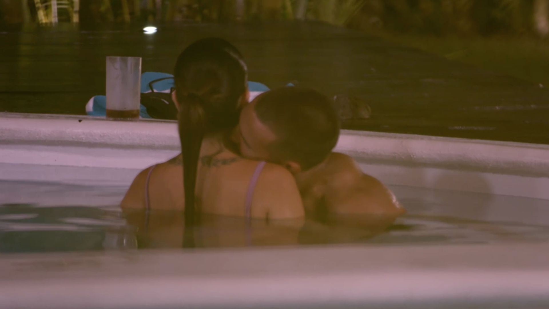 Rodri y Juanpi tienen más acercamiento con sus tentaciones en el jacuzzi: "No me puedo salir"