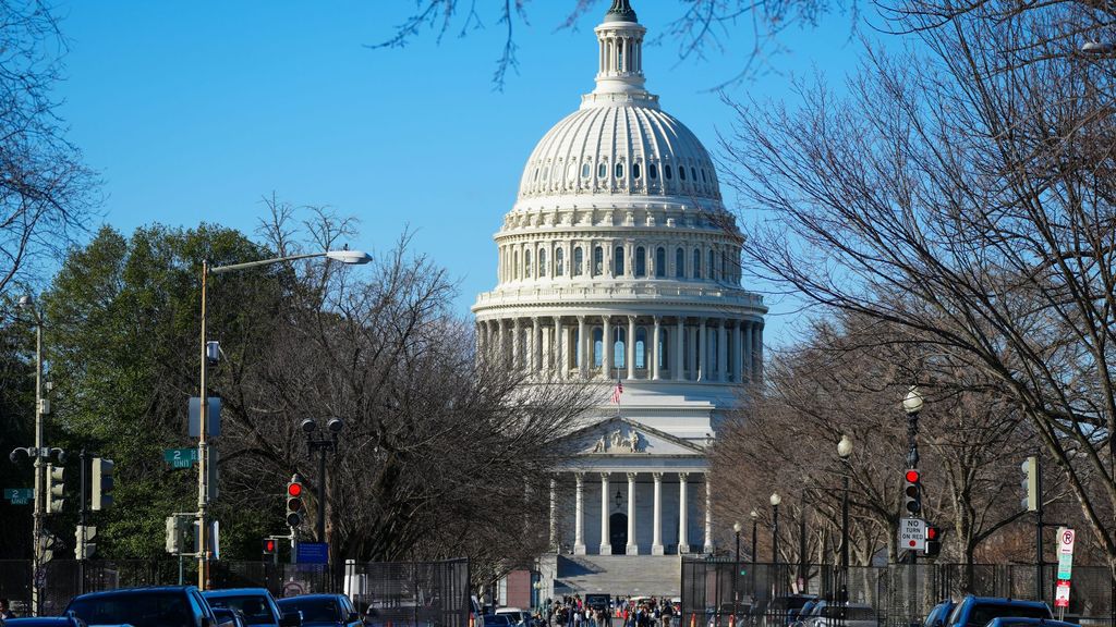 Trump promete recompensas y penalizaciones a los controladores aéreos mientras el Senado avanza en poner fin al cierre de gobierno