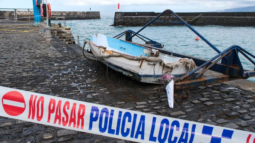 Un ramo de flores junto a una embarcación en el Puerto De la Cruz en Tenerife, donde falleció una persona por un golpe de mar