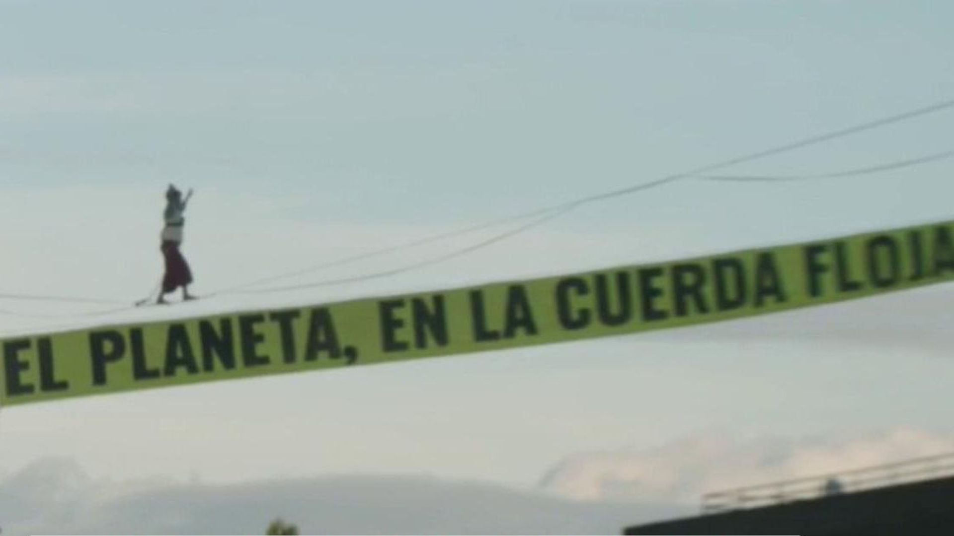 Una funambulista de Greenpeace camina por el cielo de Madrid