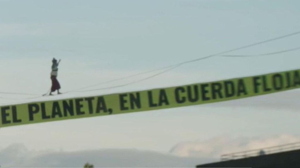 Una funambulista de Greenpeace camina por el cielo de Madrid