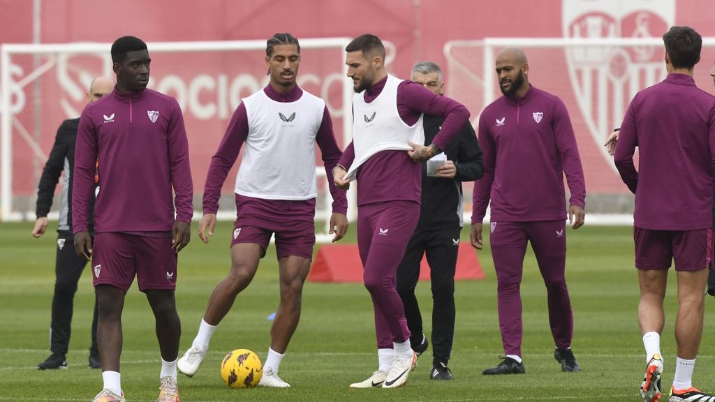 El primer entrenamiento del Sevilla después de las vacaciones con Badé y Nianzou