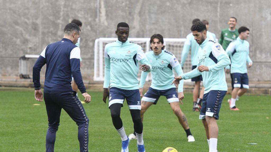 El Betis regresa al trabajo tras la derrota en Praga pensando en el partido ante el Almería