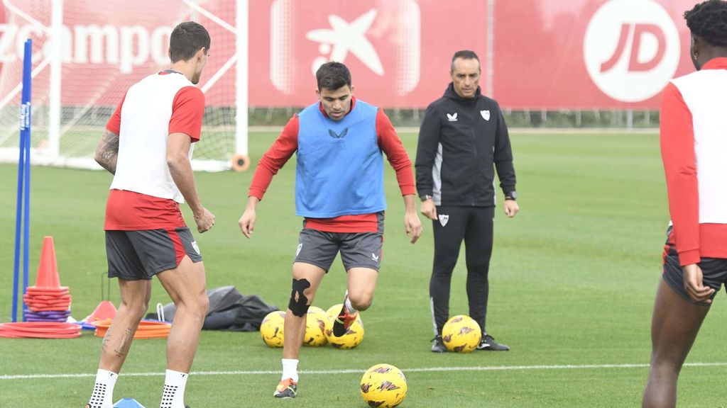 Charla de Quique y vuelta al grupo de Acuña en el entreno del Sevilla