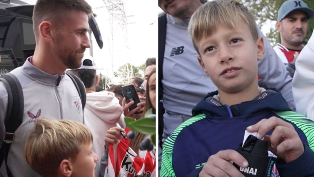 Un niño del Athletic le regala su guante a Unai Simón