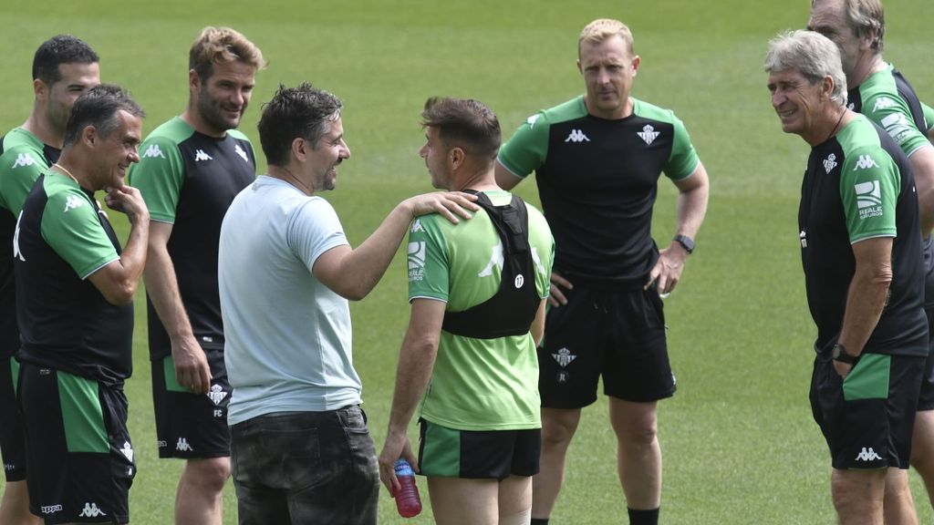 La visita de Gastón Casas al entrenamiento del Betis y su charla con Pellegrini y Joaquín
