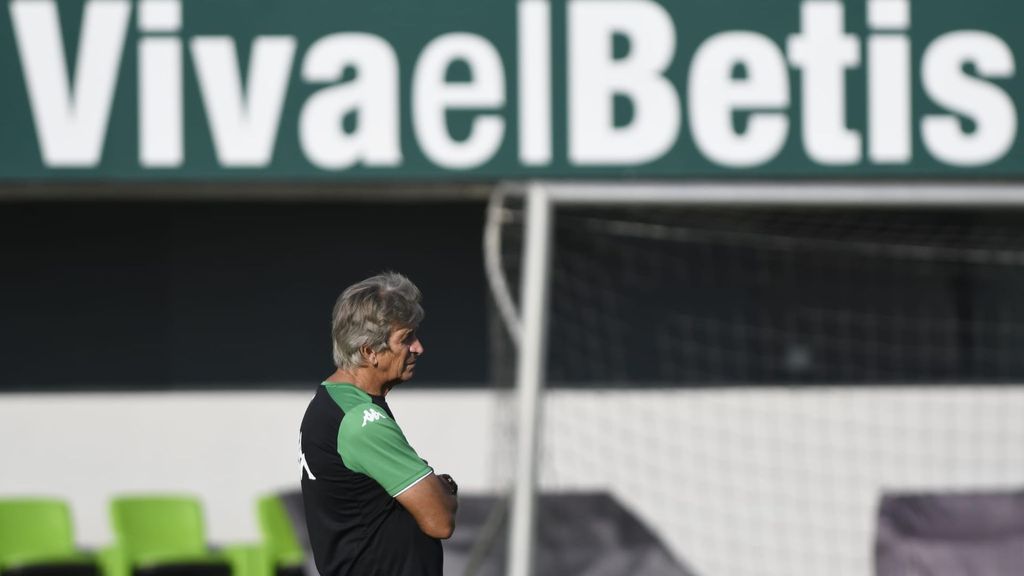 Entrenamiento del Betis para preparar el partido frente al Deportivo Alavés