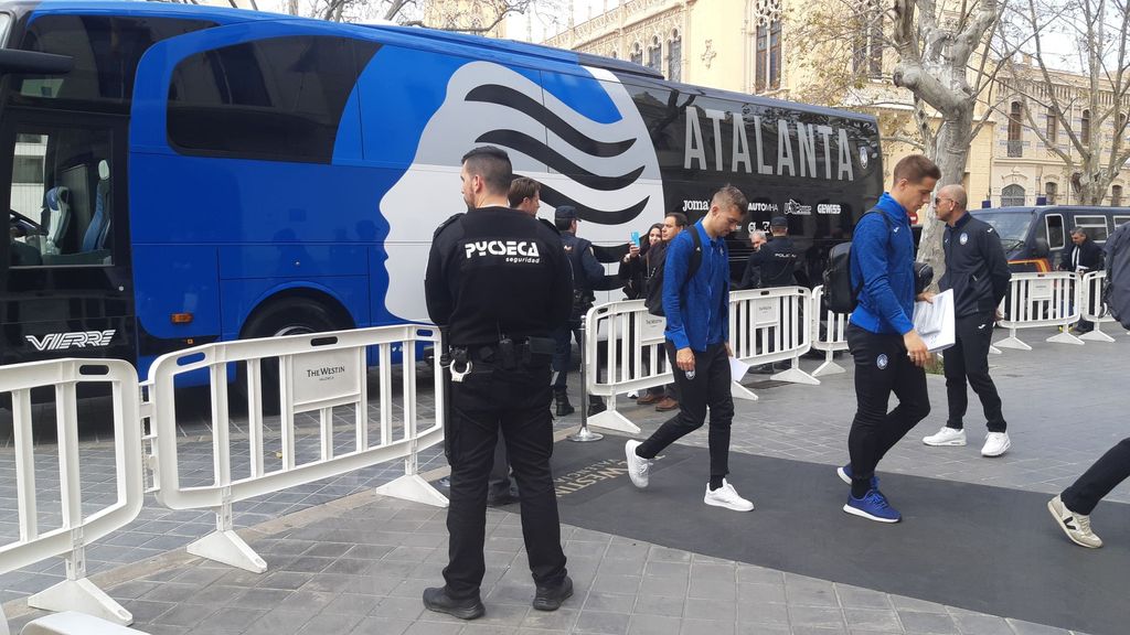 La llegada del Atalanta a su hotel de Valencia antes del partido de Champions
