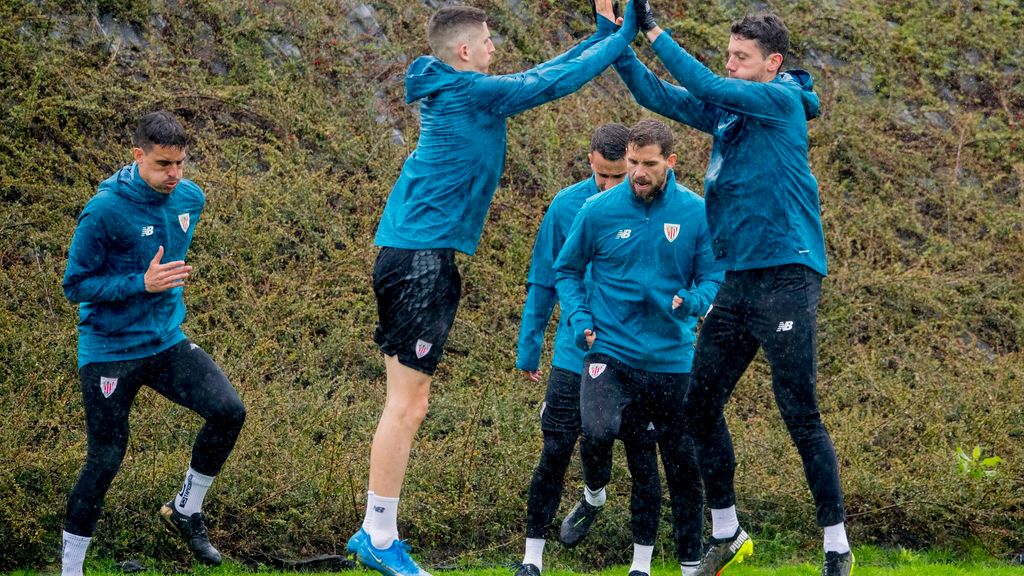 Intensa lluvia durante el entrenamiento del Athletic antes del partido frente al Eibar