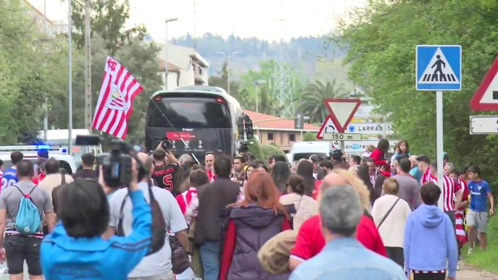 Los aficionados del Athletic se quedan con ganas de una despedida a lo grande: el bus cambió de recorrido por seguridad