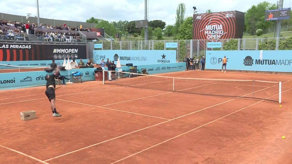 Rafa Nadal y su doble puntería: diana a la caja y bola directa a la cámara de ElDesmarque