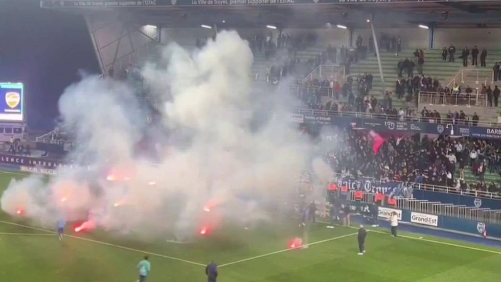 Hinchas del Troyes protestan contra el 'Grupo City' tras otro descenso: los jugadores devolvieron las bengalas
