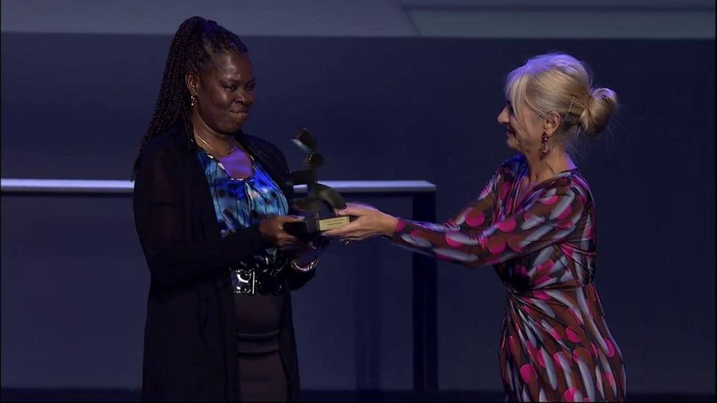 II Gala Desmarcadas: Niurka Montalvo recibe el premio