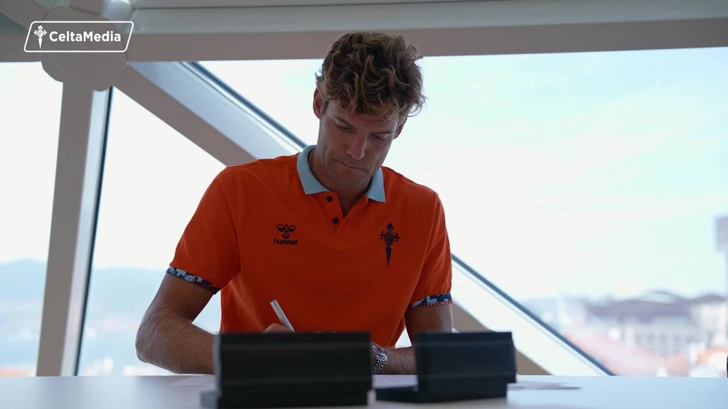 Marcos Alonso firma su contrato con el Celta de Vigo
