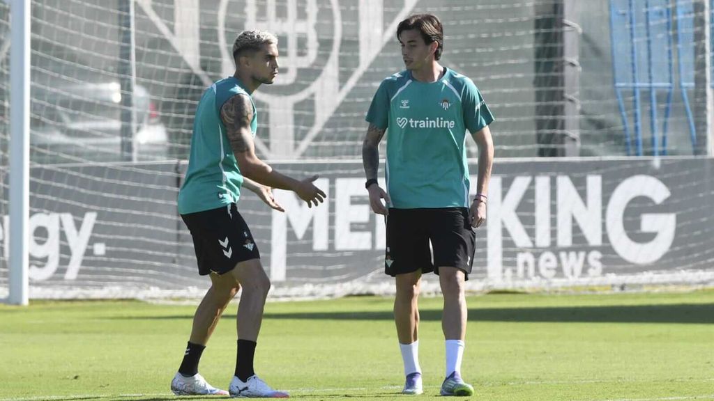 Marc Bartra guía a Valentín Gómez en su primer entrenamiento con el Betis