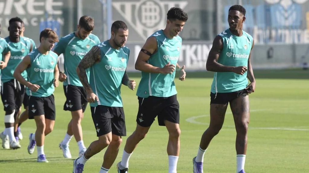 Marc Roca vuelve a entrenar con el Betis