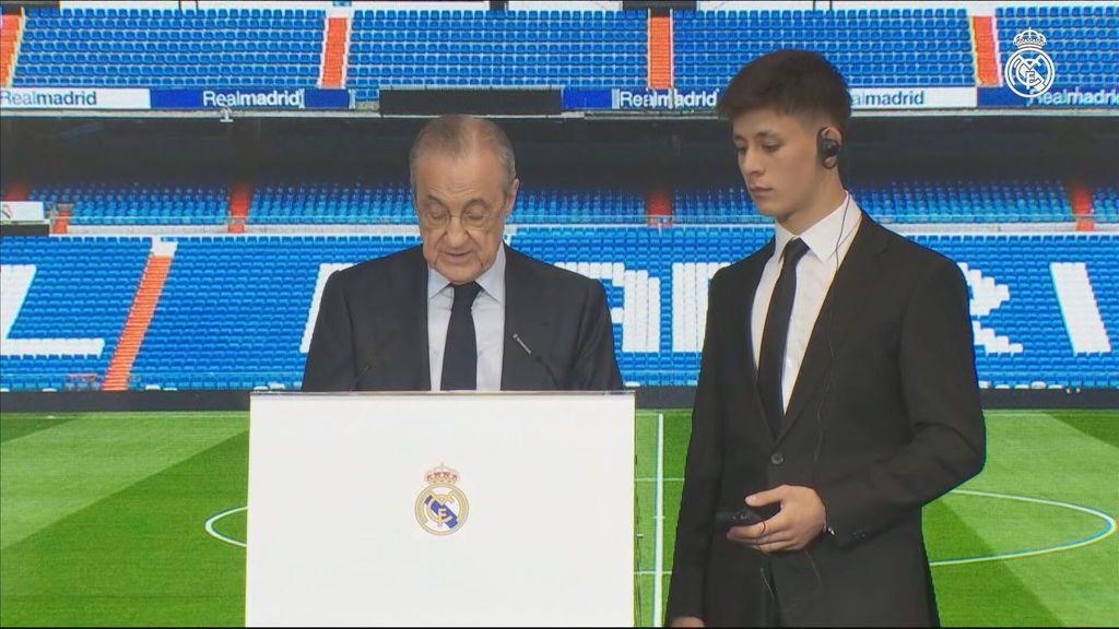 Arda Güler y su lapsus en pleno discurso de Florentino Pérez: se planta a su lado varios minutos sin haber acabado