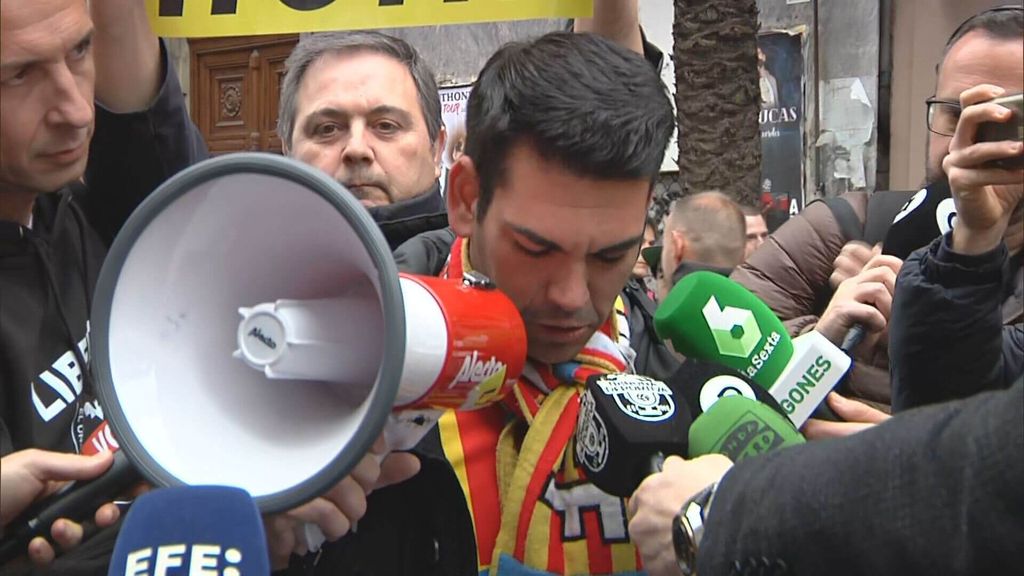 La carta contra Peter Lim en la manifestación frente a Mestalla