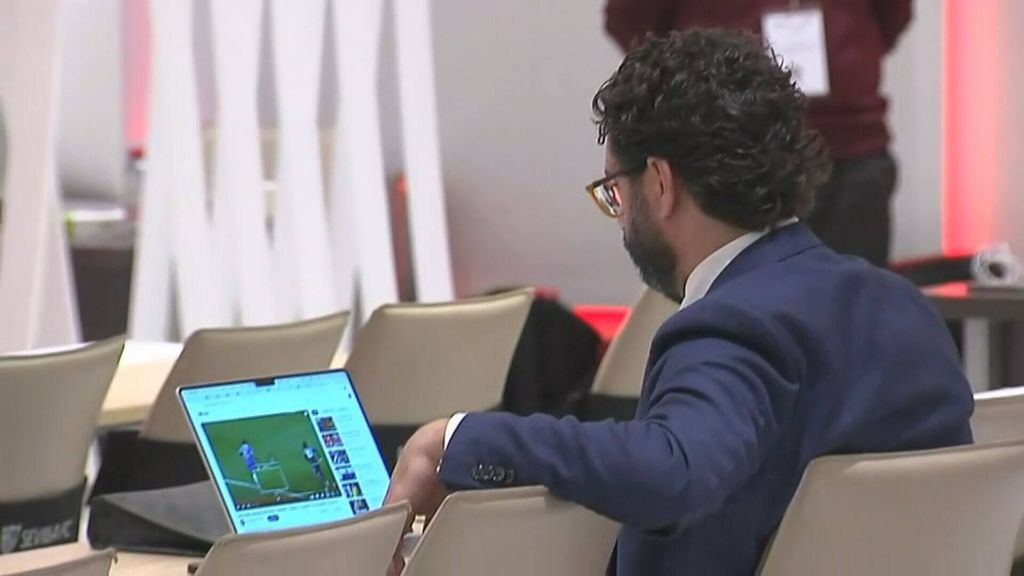 Víctor Orta viendo el gol en propia de Disasi con el Chelsea antes de empezar la Junta de Accionistas