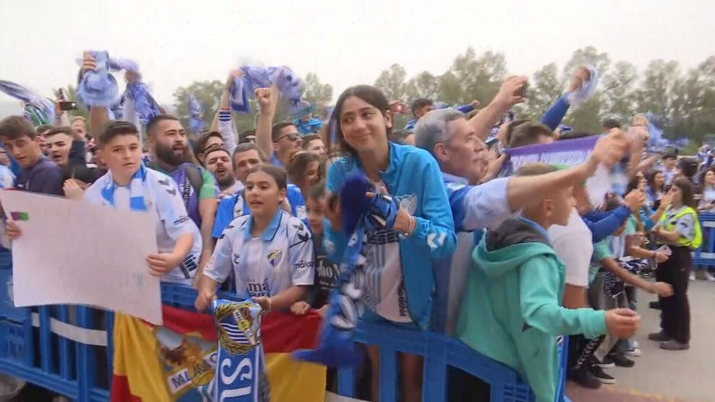 La afición del Málaga arropa al equipo en Algeciras