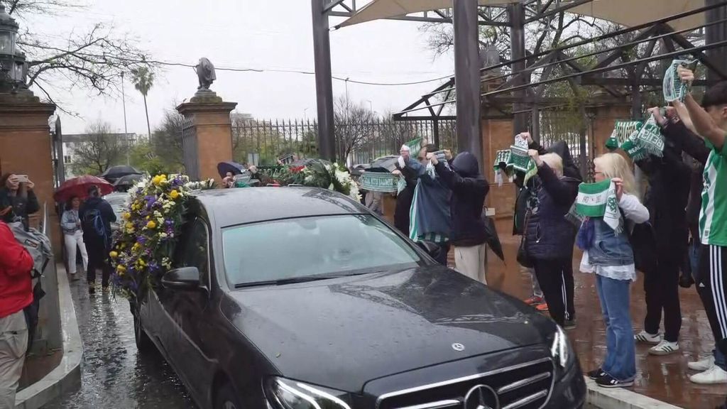 El homenaje a Lopera en su llegada al cementerio