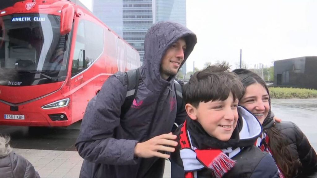 Mikel Vesga, posando con algunos aficionados del Athletic que les han recibido a pesar del granizo