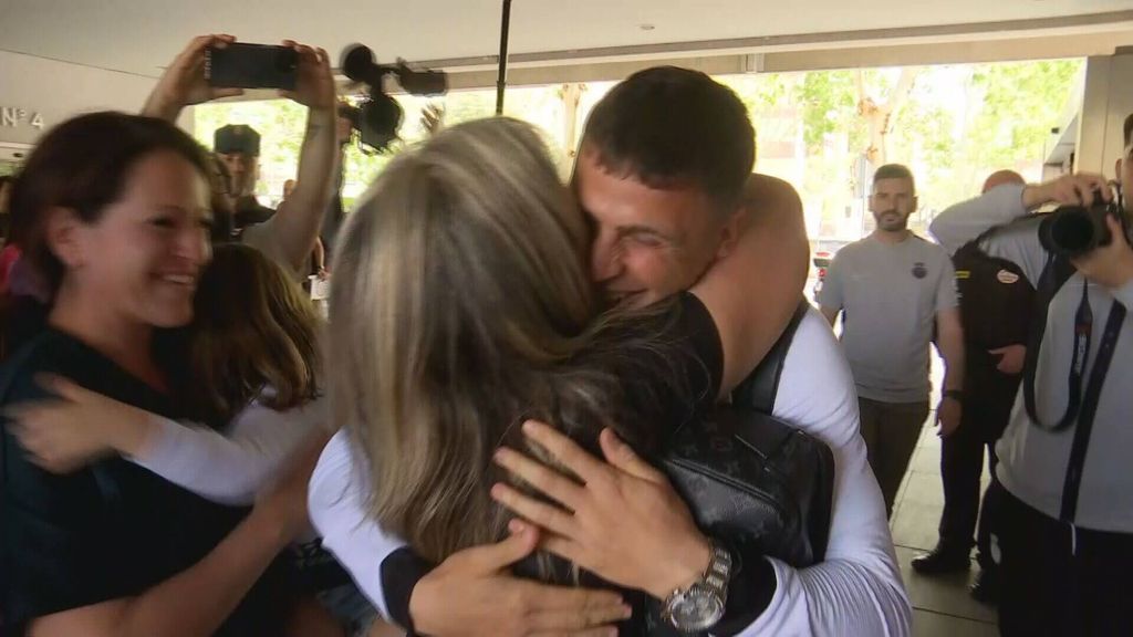 Gio Fernández se acerca a saludar a los aficionados del Mallorca en Sevilla
