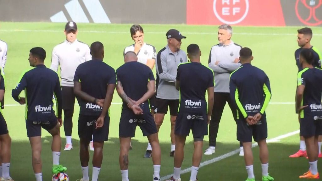 La charla motivacional de Javier Aguirre en el entrenamiento