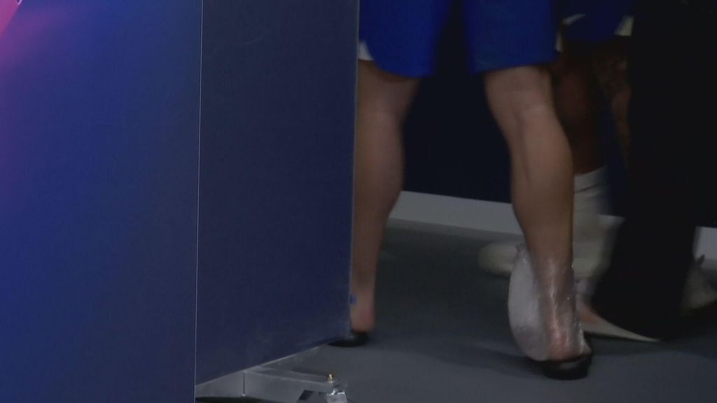 Griezmann termina tocado contra el Dortmund: cojeando y con hielo en el tobillo