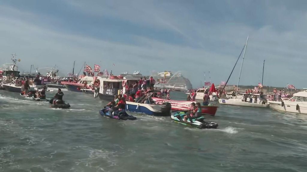 Las embarcaciones más peculiares que acompañan a la Gabarra del Athletic: de remeros a motos de agua