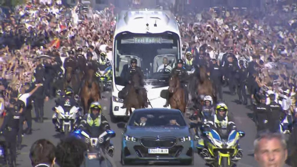 El espectacular recibimiento al bus del Real Madrid