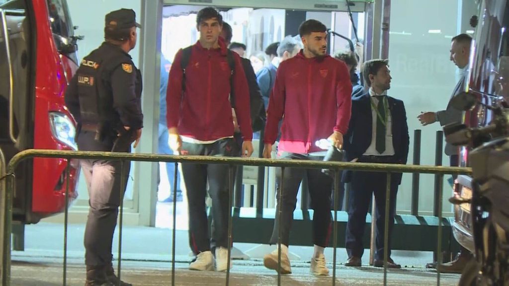 Isaac Romero sale del estadio cojeando