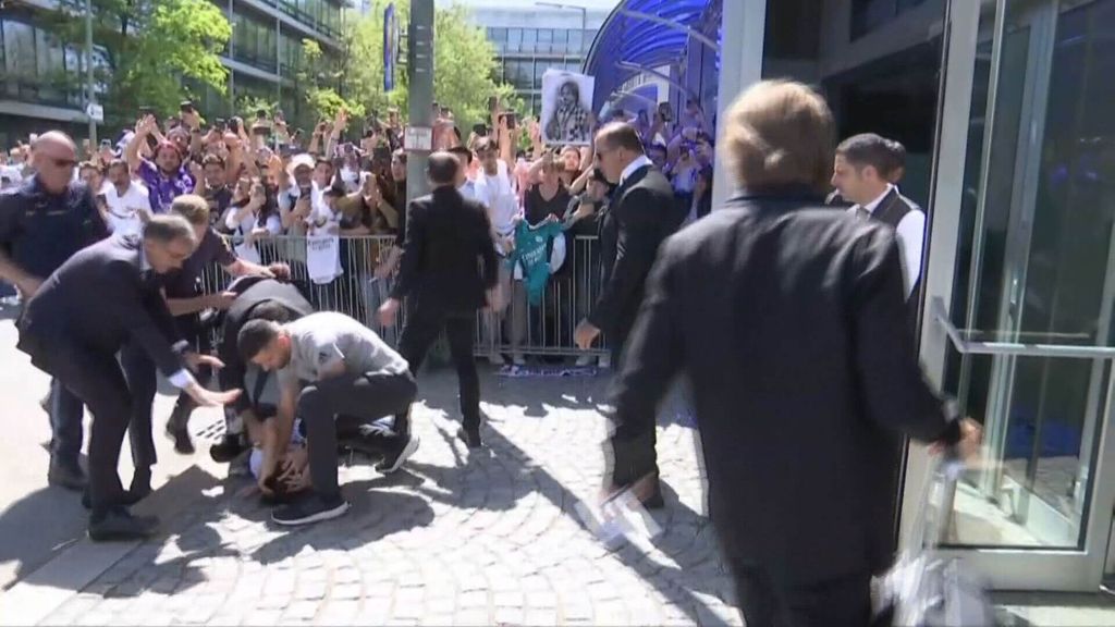La policía alemana placa a un chaval por intentar acercarse a Modric