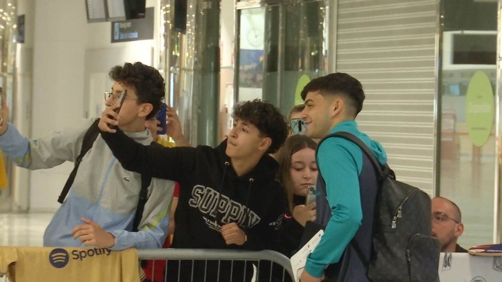 La lección de profesionalidad de Pedri tras el palo de Xavi: el único que atendió a los aficionados