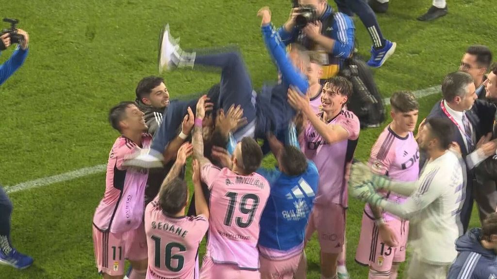 Los jugadores del Oviedo mantean a Santi Cazorla