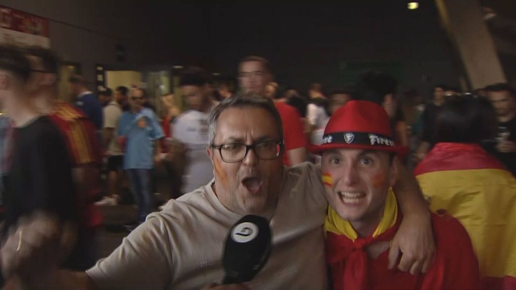Los aficionados españoles en Stuttgart, eufóricos: "Hemos reventado con el gol de Mikel Merino"