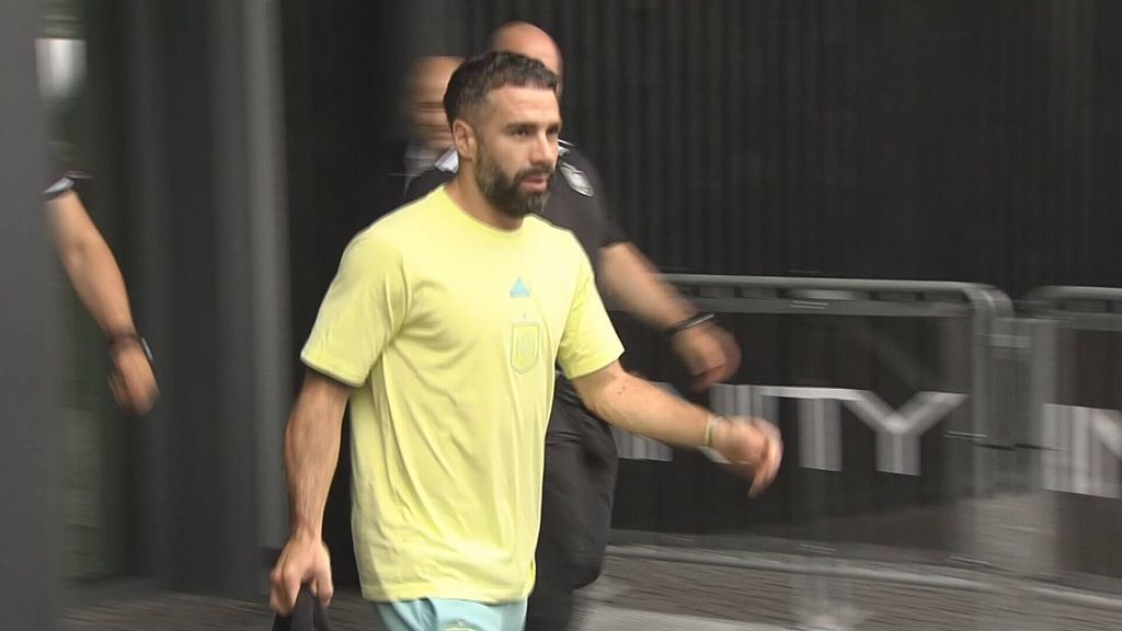 El vacile a Dani Carvajal cuando llega al bus