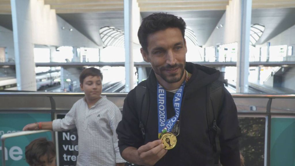 Jesús Navas llega a Sevilla tras ganar la Eurocopa