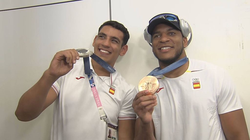 Ayoub Ghadfa y Emmanuel Reyes en su llegada a España