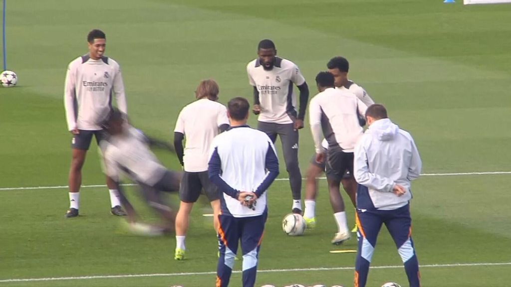 La entrada de Camavinga a Rodrygo que provoca las risas de sus compañeros: Modric se 'burla' del francés