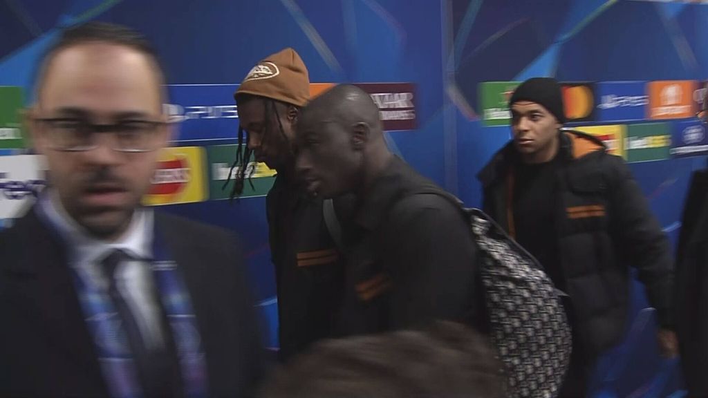 Mbappé, cabizbajo y escoltado por Mendy y Camavinga a la salida de Anfield