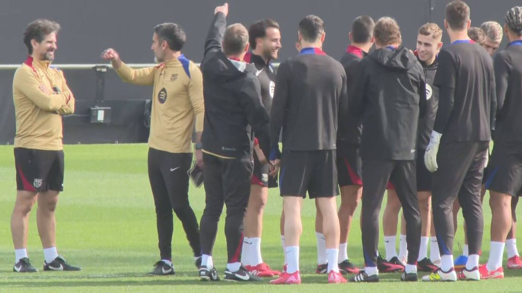 El pasillo de collejas de los jugadores del Barça a Hansi Flick por su cumpleaños