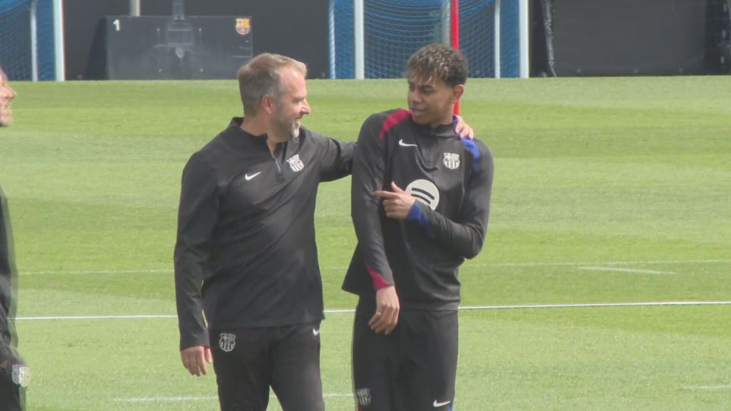 Hansi Flick, cercano y cariñoso con los jugadores disponibles