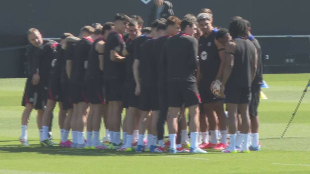 Hansi Flick cuida todos los detalles, pasillo de collejas, pique de Gavi y el entrenador presente