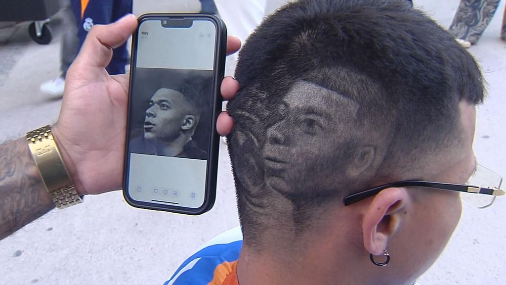 Una "barbería artística" improvisada en el Santiago Bernabéu, con Kylian Mbappé y el escudo del Real Madrid